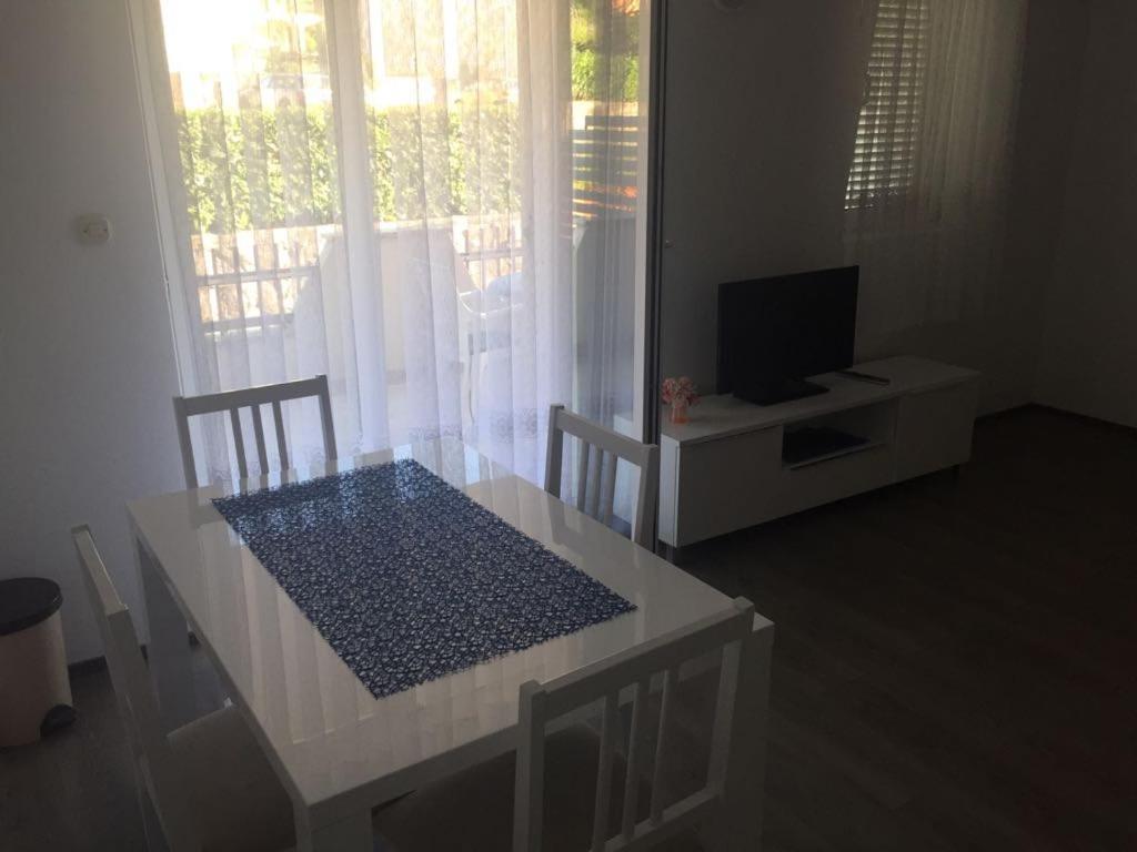 Apartmani Ana Malinska Zewnętrze zdjęcie